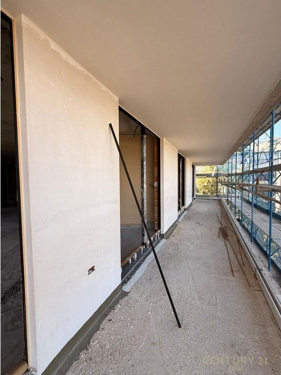 Appartamento 2+1+2 con posto auto in vendita presso Gradient Residence, nella zona del Lago Vuoto, Tirana, con una bella vista sul Lago di Tirana. 🏡