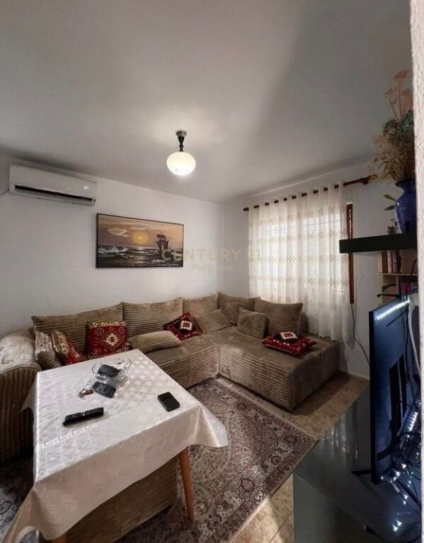 Shesim shtepi private 1+1 me ambient komercial