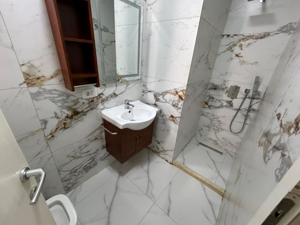 🏠 Jepet me qira garsoniere  📍 Adresa: Ish Parku, përballë Deliorgjit – Tiranë💰 Çmimi: 35.000 lekë / muaj