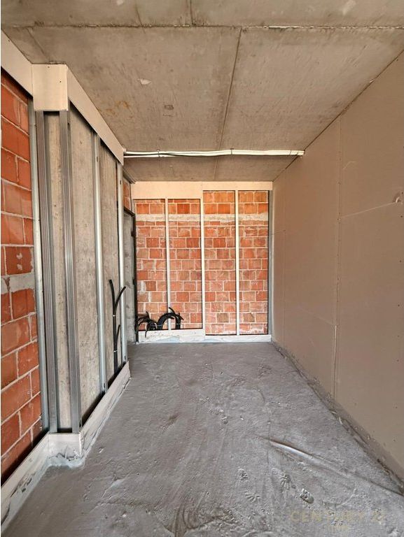 Appartamento 2+1+2 con posto auto in vendita presso Gradient Residence, nella zona del Lago Vuoto, Tirana, con una bella vista sul Lago di Tirana. 🏡