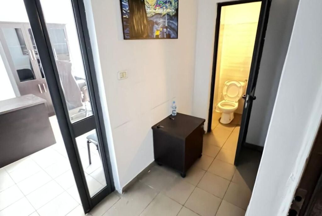 Ufficio in Affitto Vicino all'Ex Esposizione (ID BZ2847) Tirana