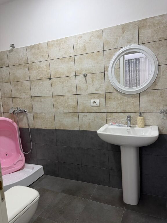 • Apartment 2+1 for rent  • Tom Doshi Complex, between Shkoza and Fresku – Tirana  • Area: 88 m²  • Floor: 3  • New building with elevator  • Layout: corridor, living room + kitchen, 2 bedrooms, 2 bathrooms, balcony  • New furniture and air conditioning  • Price: 500 € / month  • Families preferred