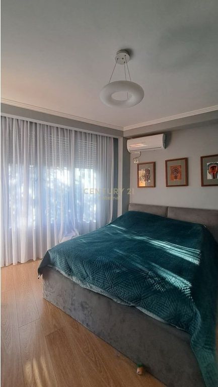 Apartament 2+2 për shitje pranë Parlamentit, Tiranë.