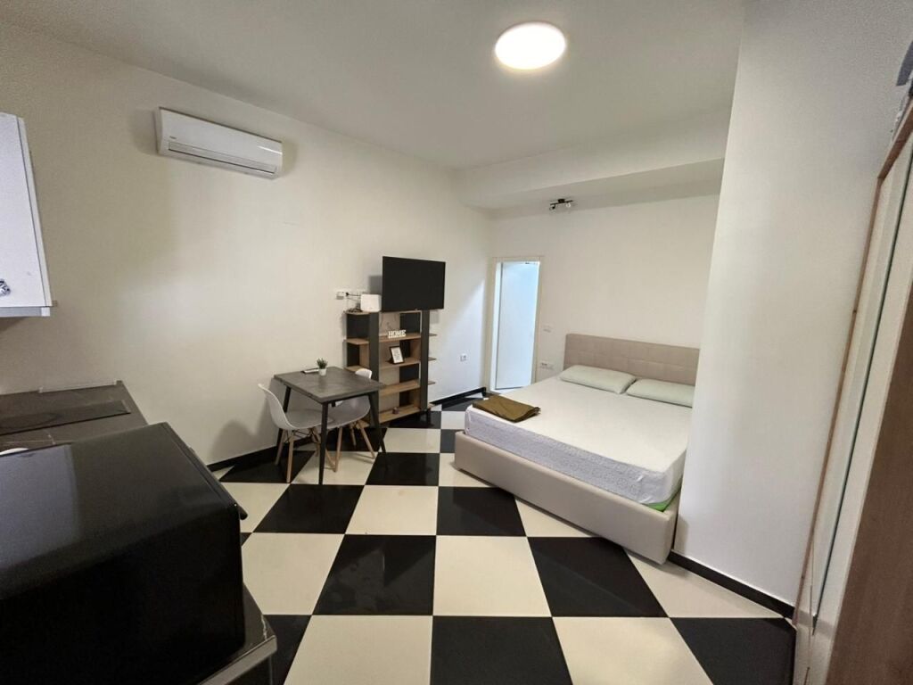 🏠 Jepet me qira garsoniere  📍 Adresa: Ish Parku, përballë Deliorgjit – Tiranë💰 Çmimi: 35.000 lekë / muaj