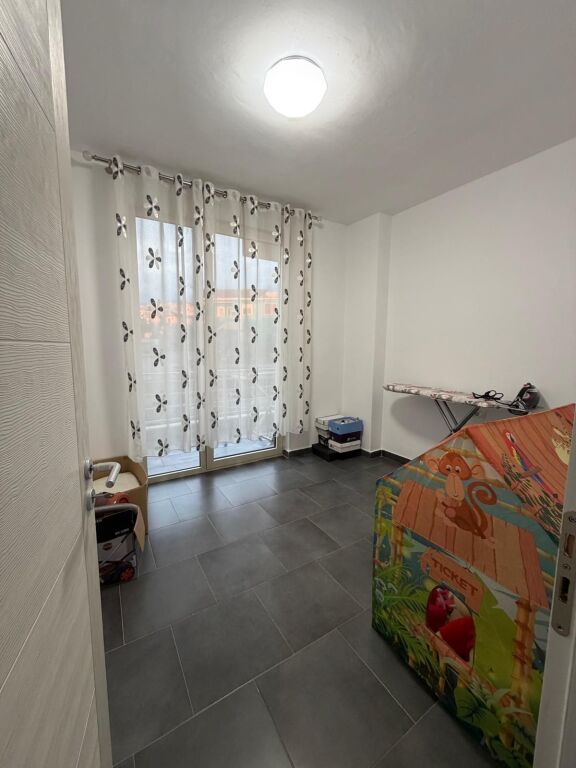 • Apartment 2+1 for rent  • Tom Doshi Complex, between Shkoza and Fresku – Tirana  • Area: 88 m²  • Floor: 3  • New building with elevator  • Layout: corridor, living room + kitchen, 2 bedrooms, 2 bathrooms, balcony  • New furniture and air conditioning  • Price: 500 € / month  • Families preferred