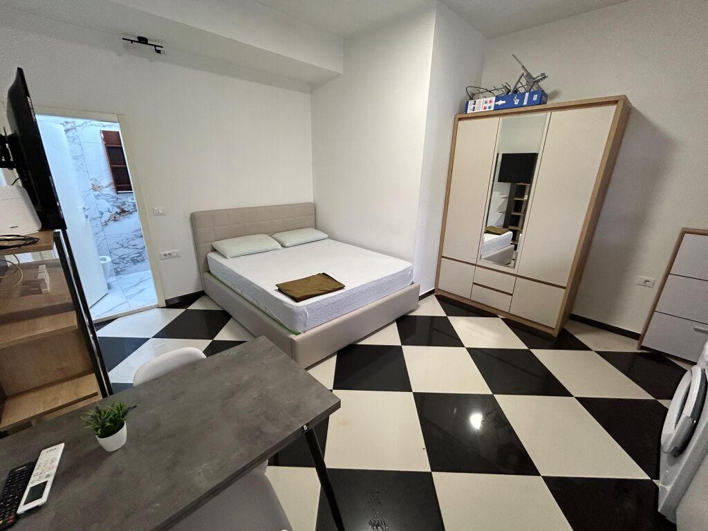 Affittasi Gazoniere  Indirizzo: Ex Parco Di Fronte a Deliorgji  Primo piano  Arredato  Edificio privato  Prezzo 350 mila lek
