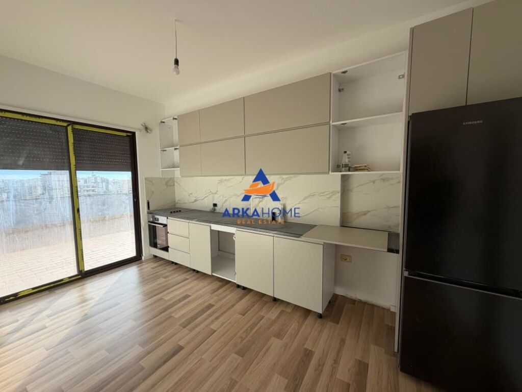 ATTICO 2+1+2 VERANDA IN VENDITA "VLORE, STRADA TRANSBALLKANICA" 199.999 EURO