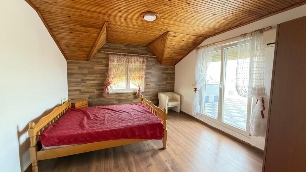 3-storey villa for rent near Farka Lake