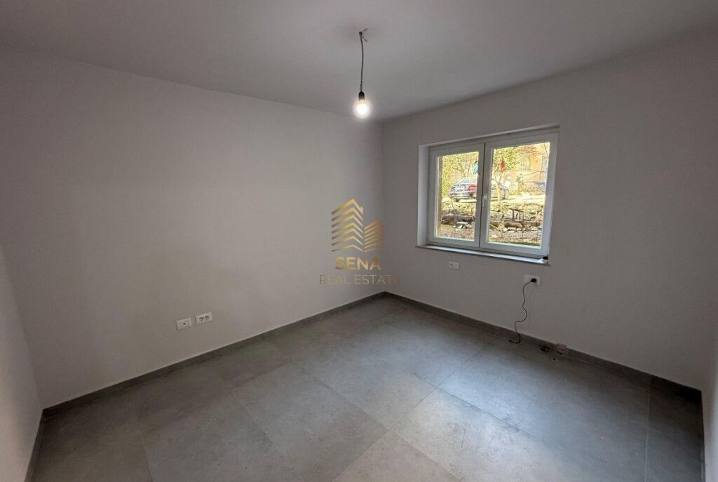 Rent, Business Premises, opposite the New Maternity, 1200 Euro/month Net