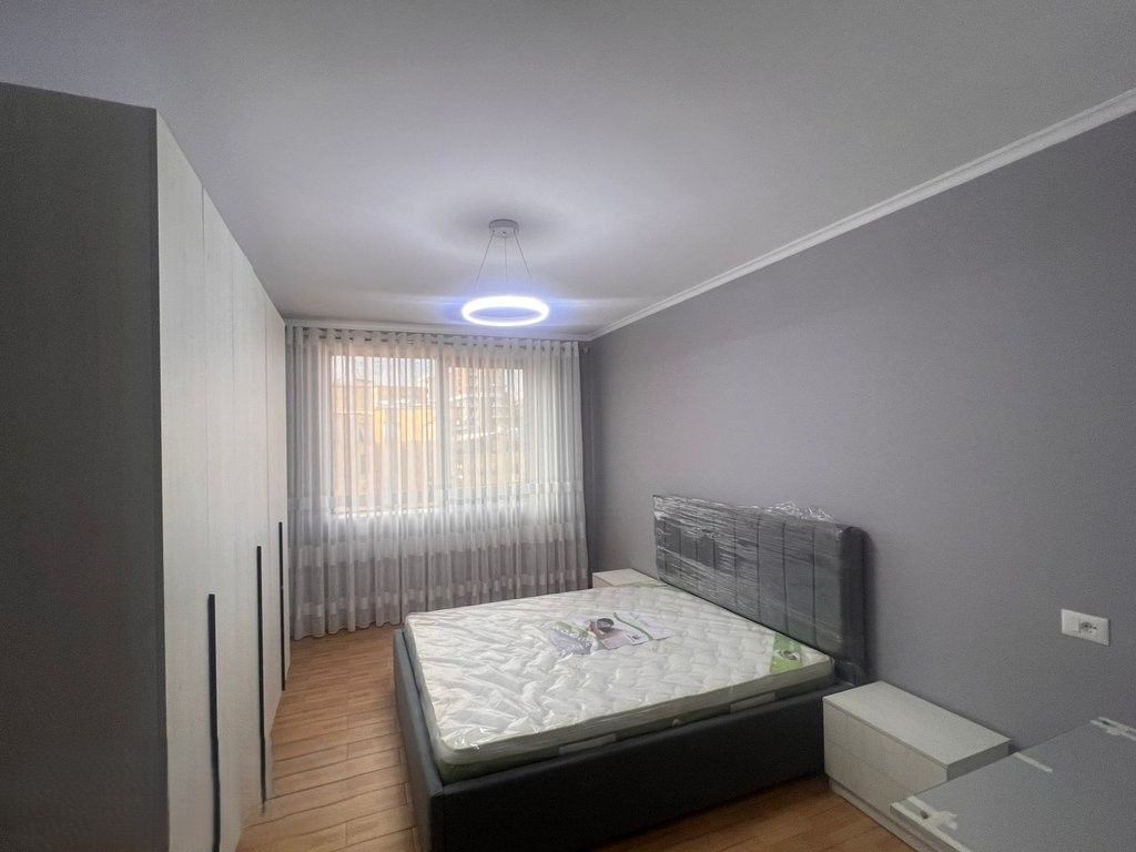 Japim me qira apartament 2+1 të sapomobiluar pranë Pazarit të Ri! 800 € /Muaj