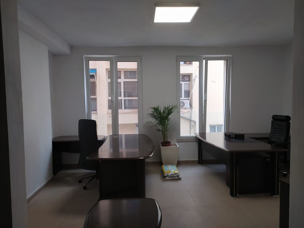 Locale ufficio in affitto, vicino all'IVA !