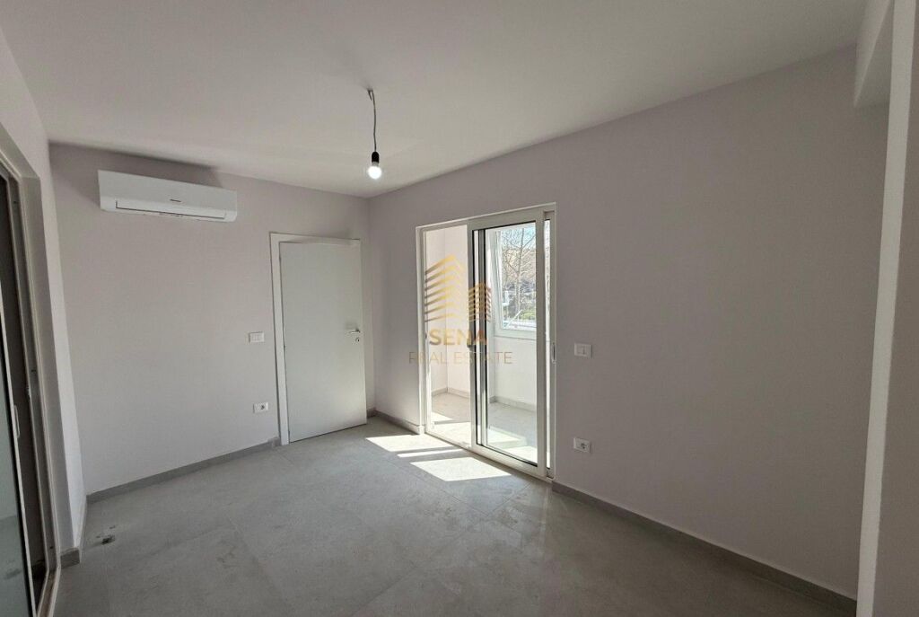 Rent, Business Premises, opposite the New Maternity, 1200 Euro/month Net