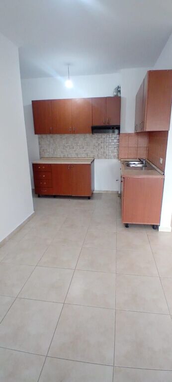 Empty 2+1 apartment for rent at Fusha e Aviacionit.