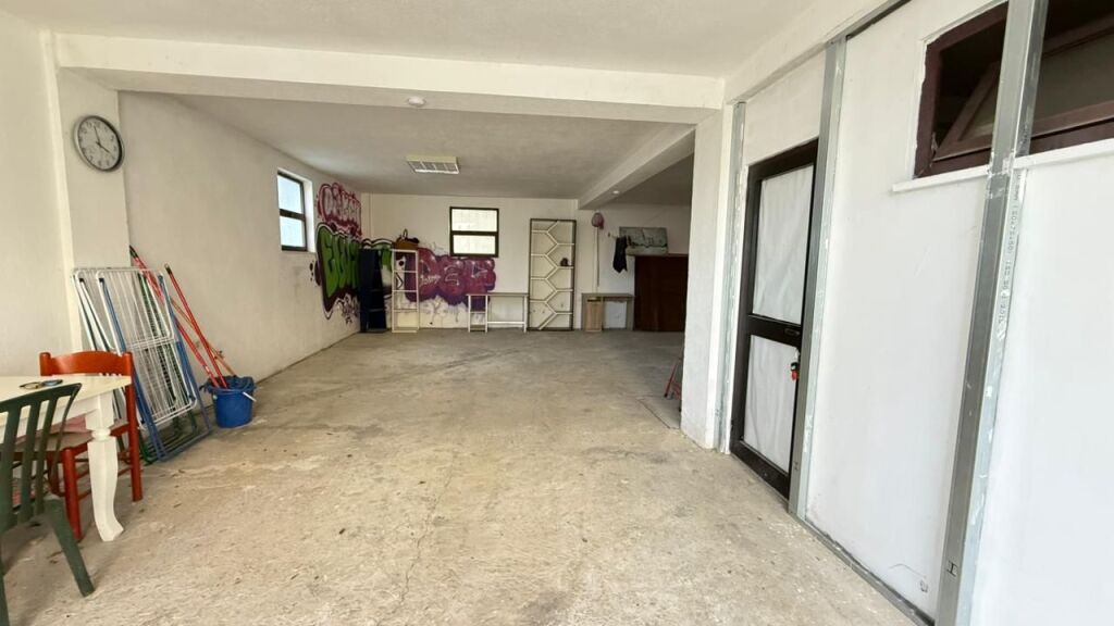 3-storey villa for rent near Farka Lake