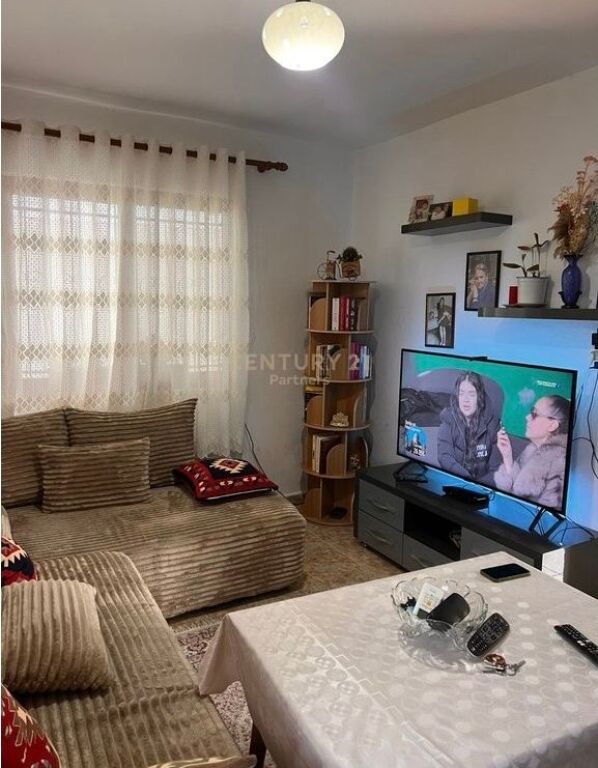 Shesim shtepi private 1+1 me ambient komercial