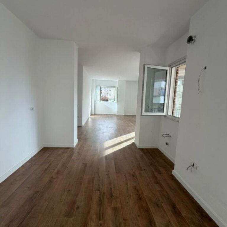 🏠 Shitet Apartament 3+1 me 2 Tualete – Pazari i Ri-2500euro/m2
