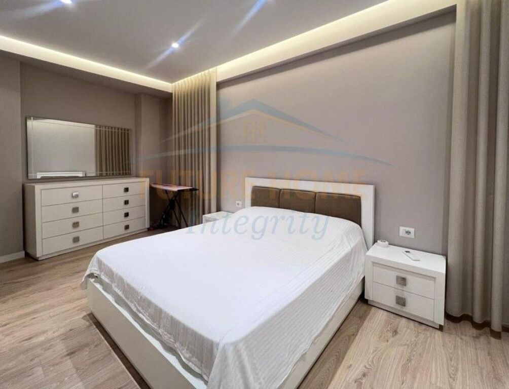 Qera, Apartament 3+1+2+2 Poste parkimi, Shkolla e Kuqe, Tiranë..