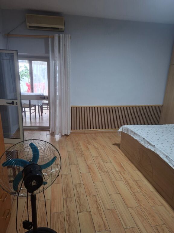 1+1,i mobiluar hyrje private,te barrikadat qender,400 euro
