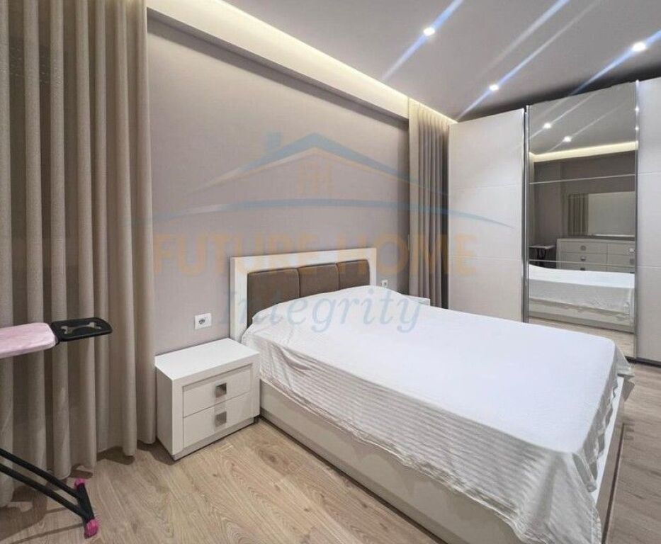 Qera, Apartament 3+1+2+2 Poste parkimi, Shkolla e Kuqe, Tiranë..