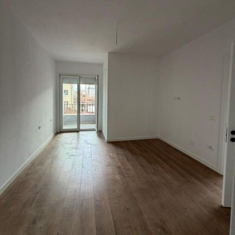 🏠 Shitet Apartament 3+1 me 2 Tualete – Pazari i Ri-2500euro/m2