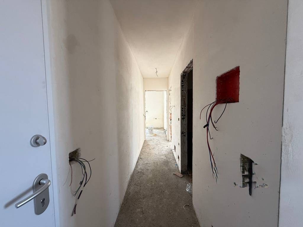 Vendiamo appartamento 2+1+2+Veranda, in via "Hoxha Tasim" a Xhamllik! 280.000 €