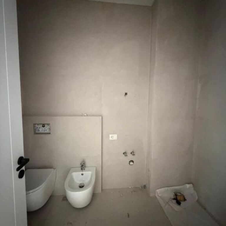 🏠 Shitet Apartament 3+1 me 2 Tualete – Pazari i Ri-2500euro/m2