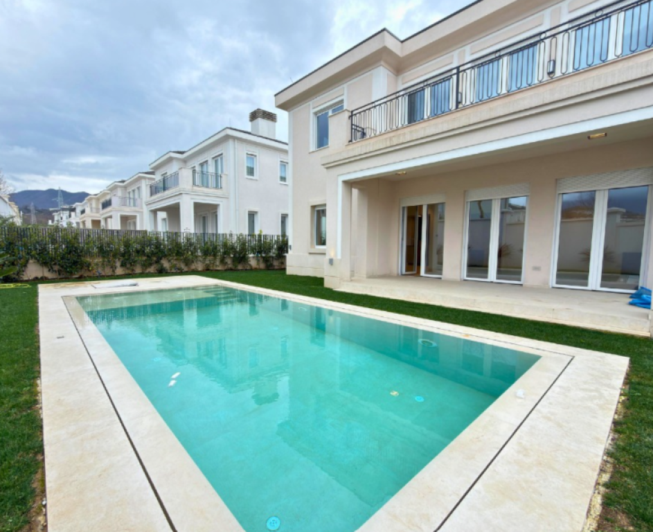 🏡 Luxury Villa for Sale – Rolling Hills 2
