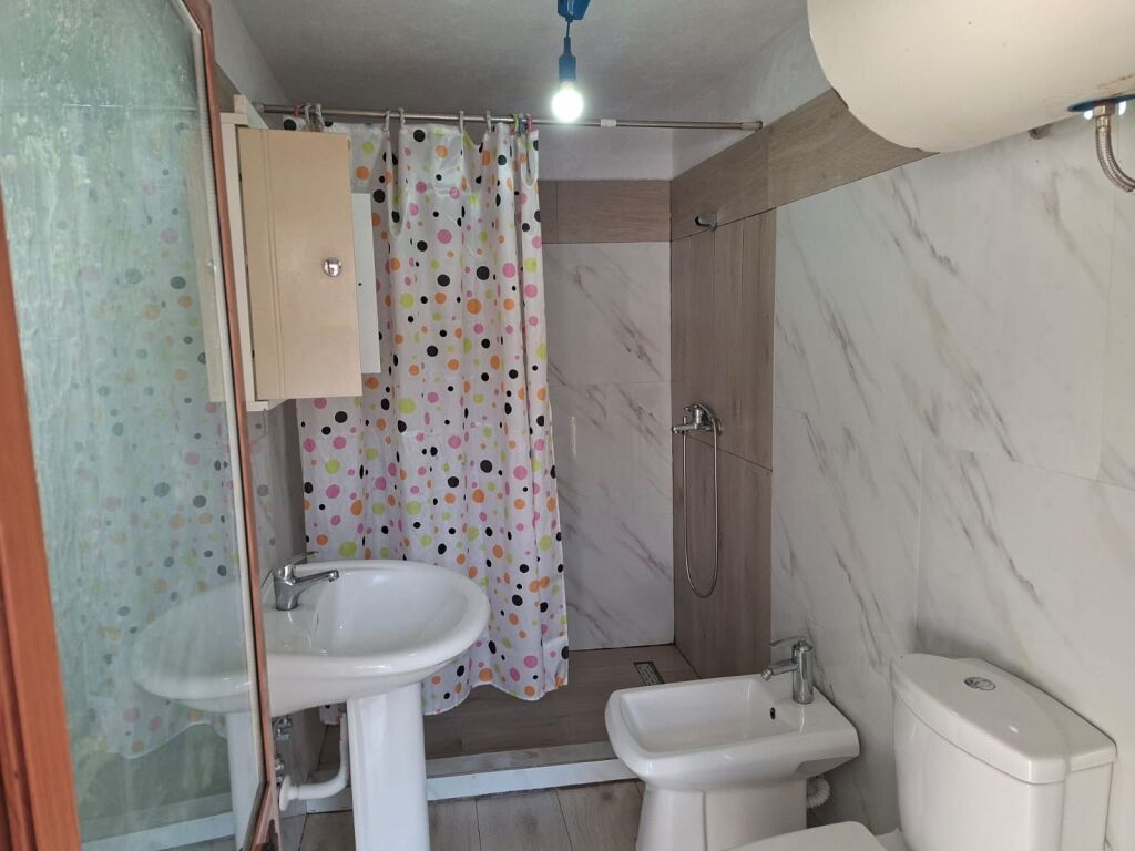 1+1,i mobiluar hyrje private,te barrikadat qender,400 euro