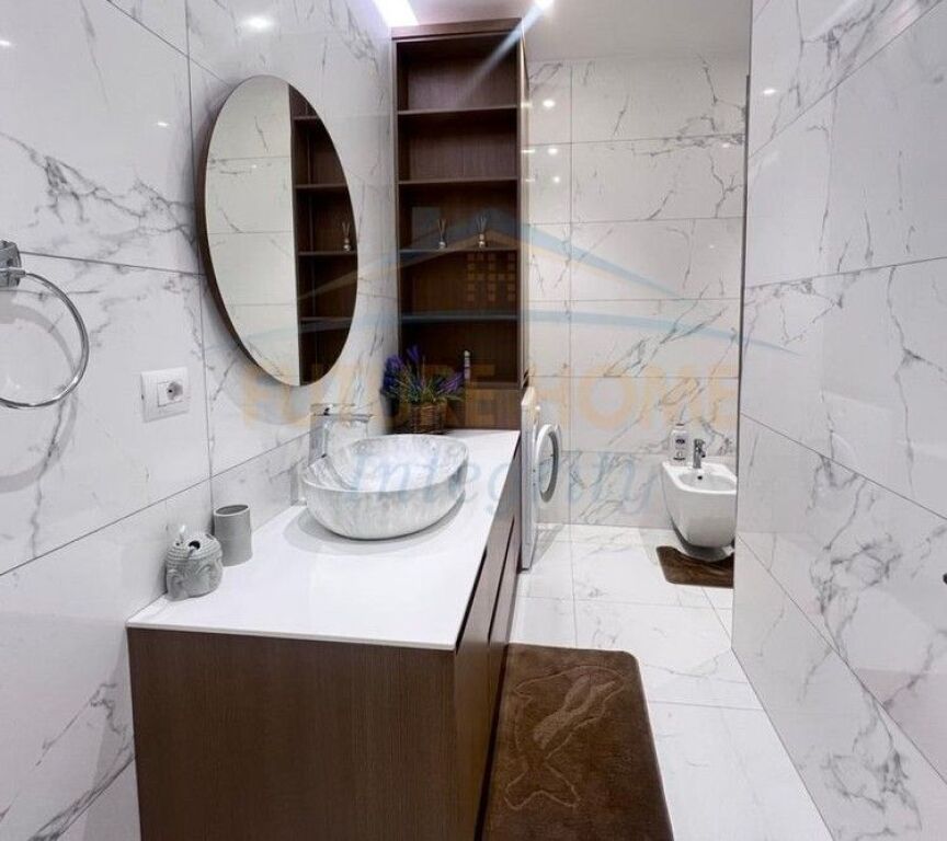 Qera, Apartament 3+1+2+2 Poste parkimi, Shkolla e Kuqe, Tiranë..