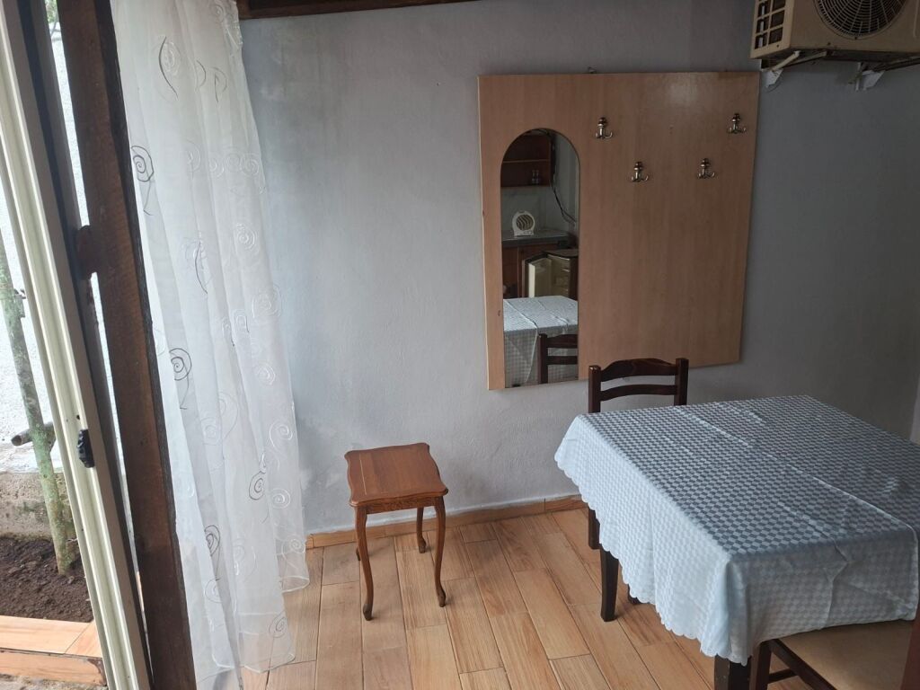 1+1,i mobiluar hyrje private,te barrikadat qender,400 euro