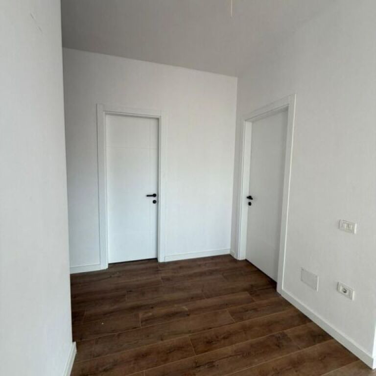 🏠 Shitet Apartament 3+1 me 2 Tualete – Pazari i Ri-2500euro/m2
