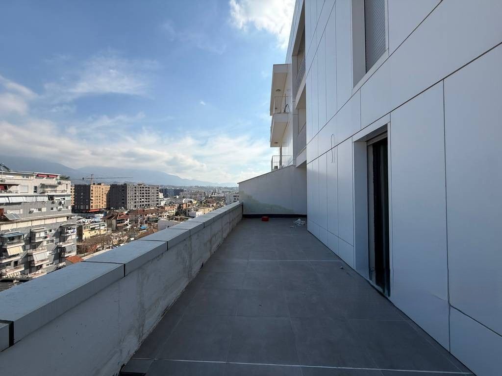 Vendiamo appartamento 2+1+2+Veranda, in via "Hoxha Tasim" a Xhamllik! 280.000 €