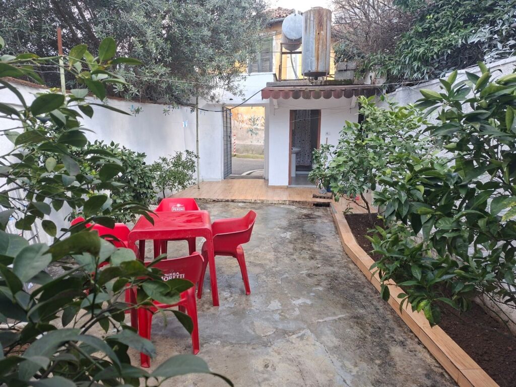 1+1,i mobiluar hyrje private,te barrikadat qender,400 euro