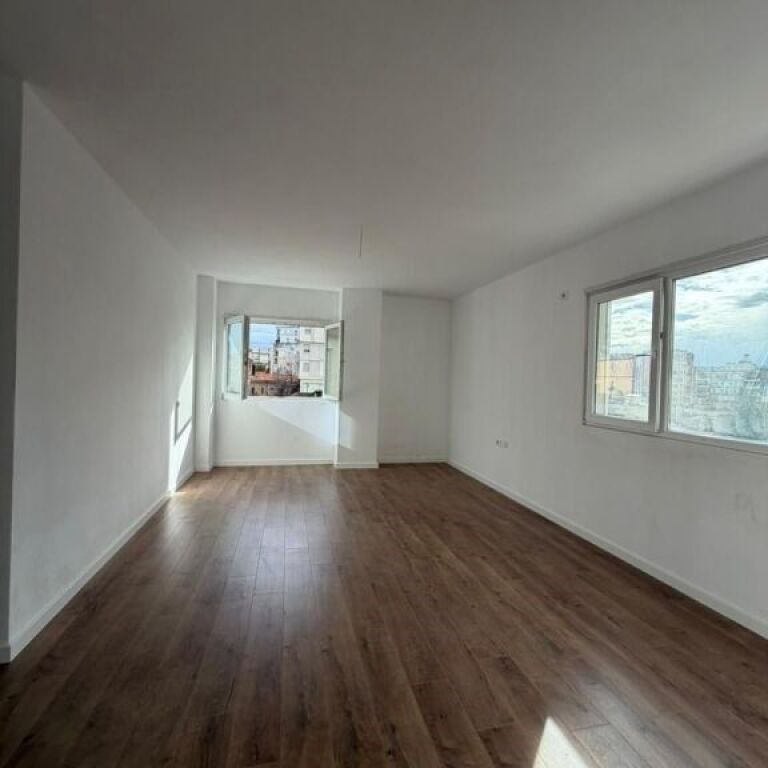 🏠 Shitet Apartament 3+1 me 2 Tualete – Pazari i Ri-2500euro/m2