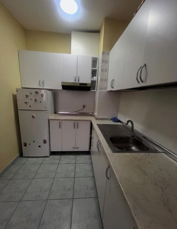 🏢Komuna e Parisit,jepet me qera apartament 1+1,i mobiluar 55,000Leke  (I diskutueshem )