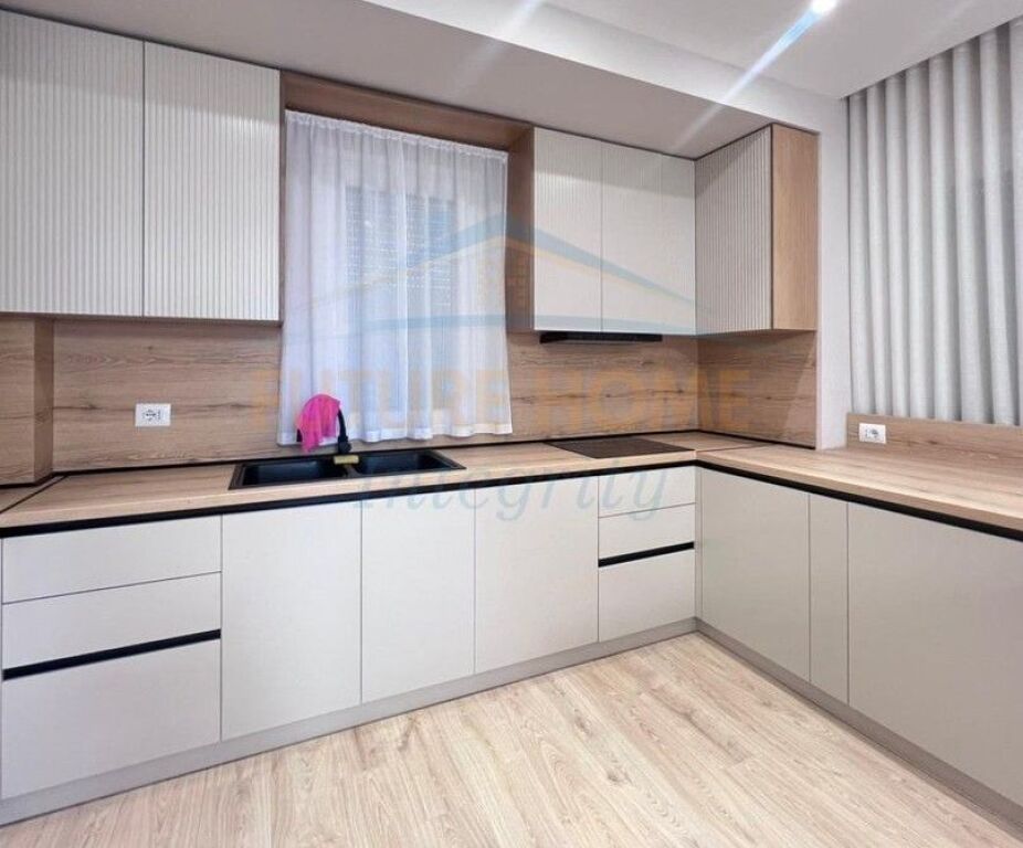 Qera, Apartament 3+1+2+2 Poste parkimi, Shkolla e Kuqe, Tiranë..