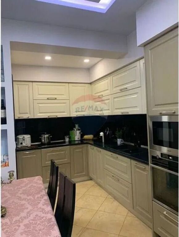 Appartamento 2+1 con Garage in Vendita a Lungomare, Vlorë