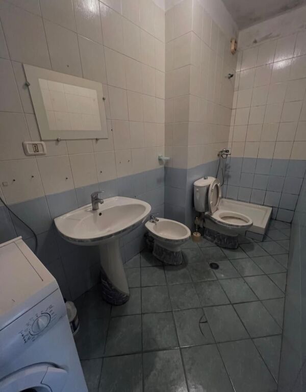 🏢Komuna e Parisit,jepet me qera apartament 1+1,i mobiluar 55,000Leke  (I diskutueshem )