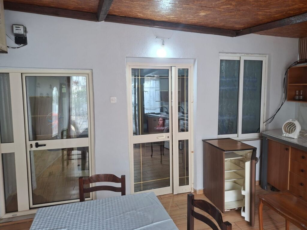 1+1,i mobiluar hyrje private,te barrikadat qender,400 euro