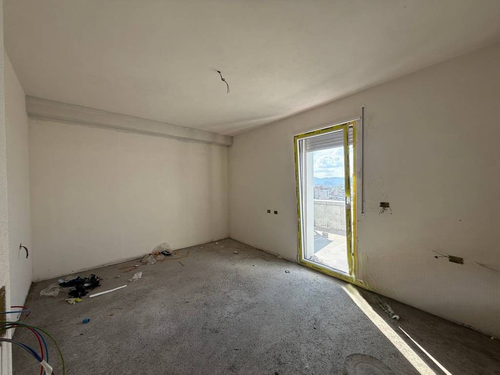 Vendiamo appartamento 2+1+2+Veranda, in via "Hoxha Tasim" a Xhamllik! 280.000 €