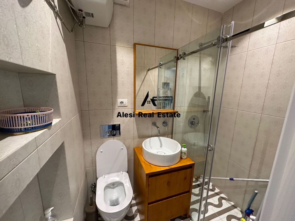 🏢 Appartamento 2+1+2 in affitto 📍 Indirizzo: Rruga e Kosovarëve – Tirana💶 Prezzo: 1300 € / mese