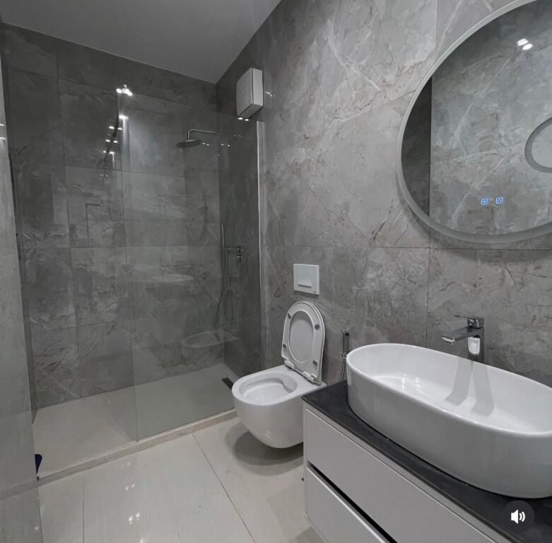 🏡 Jepet me qira apartament 2+1 📐 Sipërfaqe: 75 m² 🏢 Kati 5 🌇 Me pamje nga Ringu  Apartament i organizuar mirë, me ndriçim natyral dhe në një zonë shumë të kërkuar të Tiranës.  💶 Çmimi: 900 € / muaj  