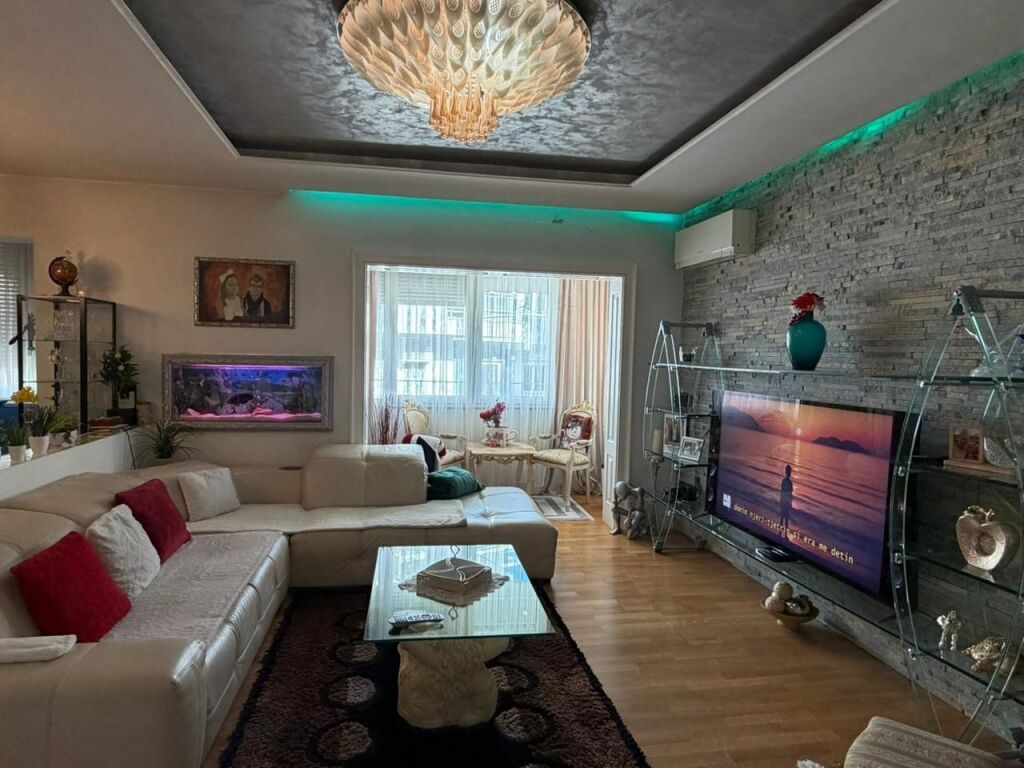 Shitet Super Apartament 3+1+2 + Garazh