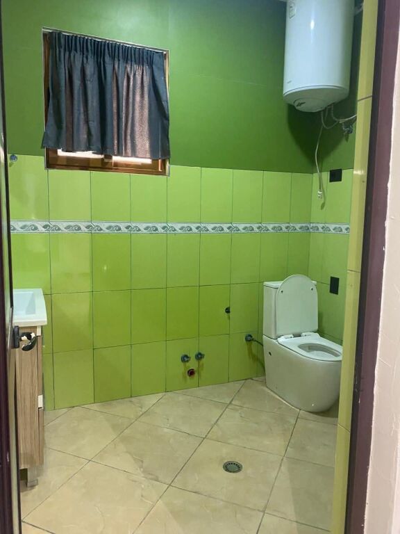 Apartment for rent in a private house – near the school “Sarina 2002” (at Treshi), Tirana. 🏠 Typology: 3+1  📍 Floor: first  The apartment is fully furnished and equipped with modern household appliances, with energy class A++ / A+++.  ✅ Each room equipped with air conditioning  ✅ Spacious and functional environment  ✅ Suitable for families or long-term stay  🔒 The premises are monitored with security cameras from outside  🚗 Spacious yard with automatic gate, parking for 1–2 cars  💰 Price: 450 € / month  🚘 Parking included