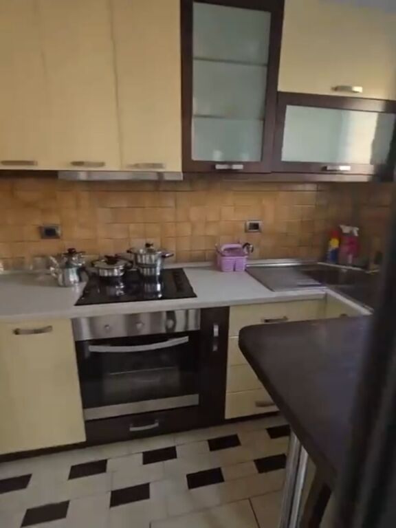 Affittasi appartamento 1+1+cucina separata in via Durresit