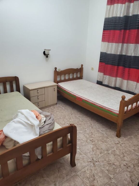 2+1,i mobiluar rruga stavri themeli,ish parku,450 mije leke