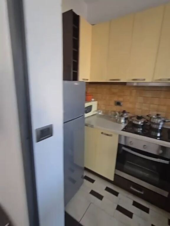 Affittasi appartamento 1+1+cucina separata in via Durresit