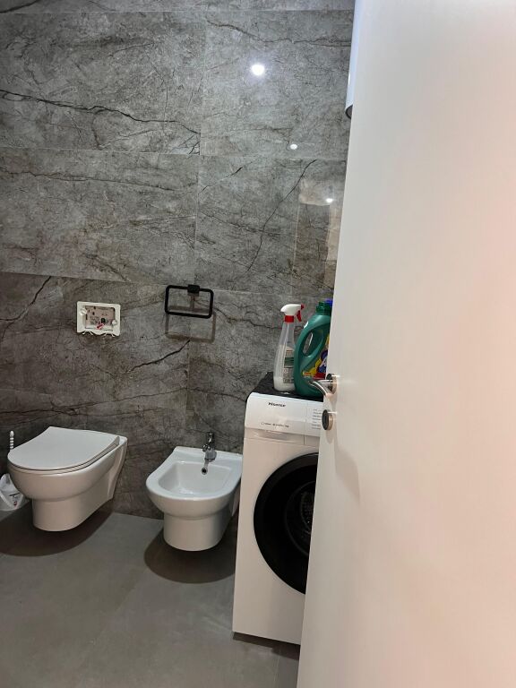 2+1,i mobiluar te univers city te qtu ja,500 mije lek,me parkim