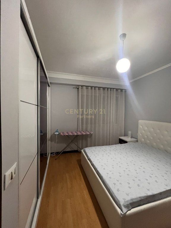 APARTAMENT 1+1 ME POST PARKIMI ME QIRA TEK KOMPLEKSI DELIJORGJI 700 € /Muaj