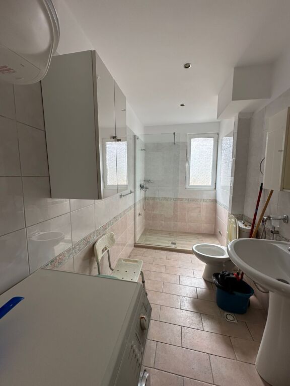 Apartament 2+1 me qera ne Ali Dem tek shkolla 1 Maj